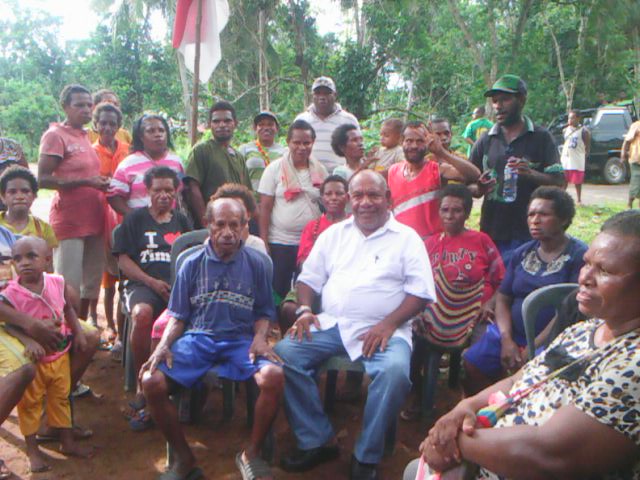 Cabup Mappi Edoardus Anoyeng bersama masyarakat Kampung Mememu Distrik Edera.@OkopKanip