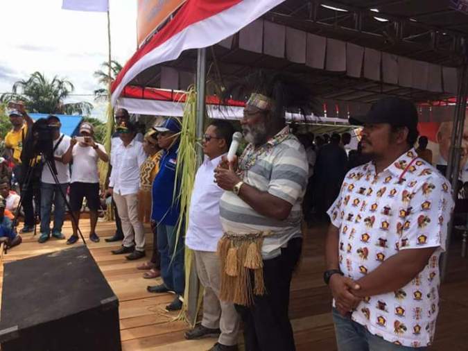 Tokoh Sentral Papua Selatan John Gluba Gebze saat berkampanye mendukung pasangan Edo-Amar di Lapangan Krida Kepi, Senin, 6 Februari 2017. @EdoAndi.